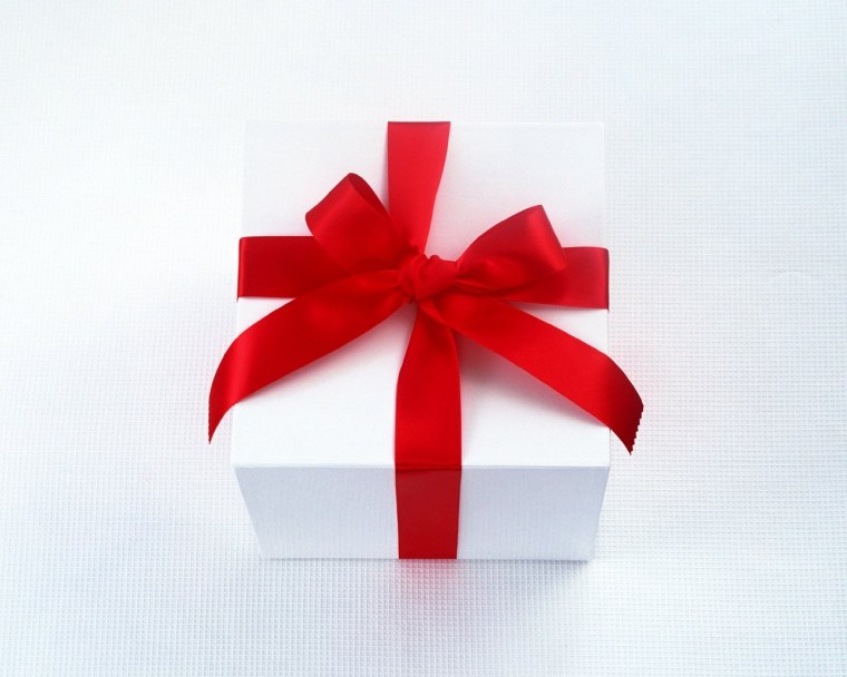 Белая коробка с бантом