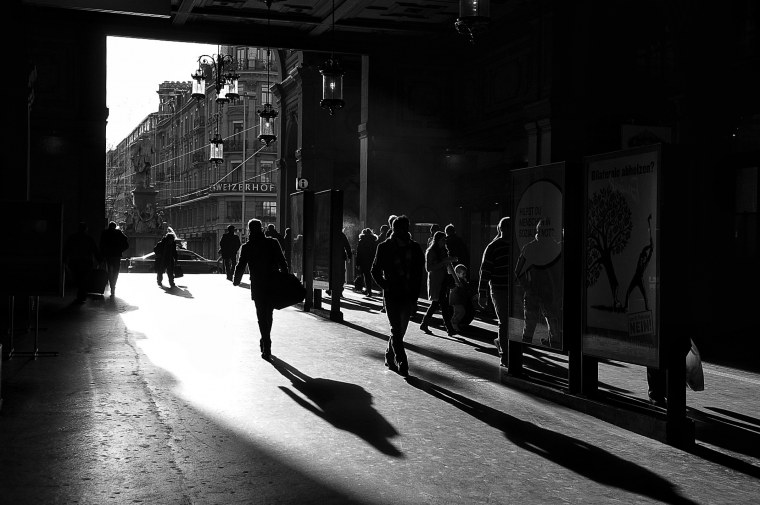 Человек на улице темно