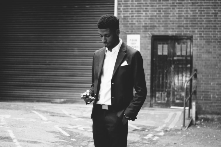 Мужская фотосессия в черно белом стиле