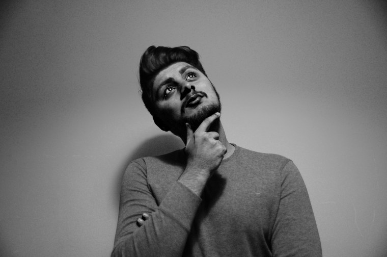 Черно белая фотография мужчина размышляет