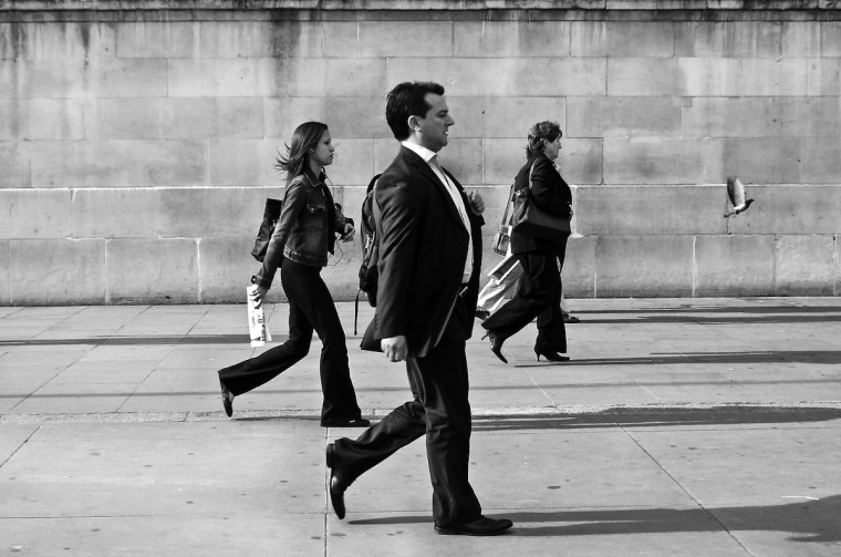 Люди спешат на работу