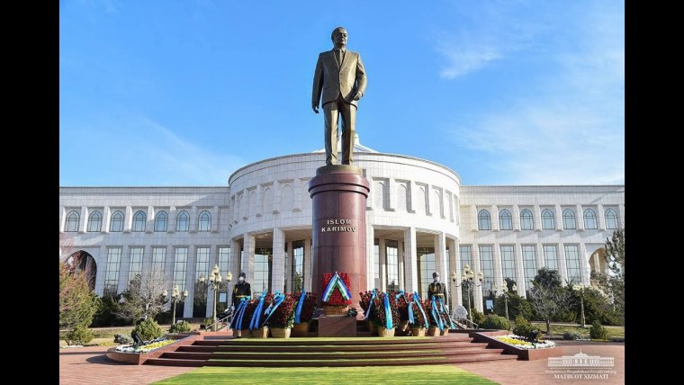 Памятник Ислама Каримова в Самарканде