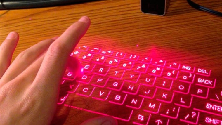 Красивые руки на клавиатуре