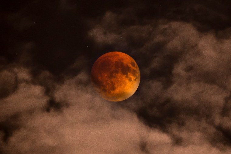 Красная Луна в облаках