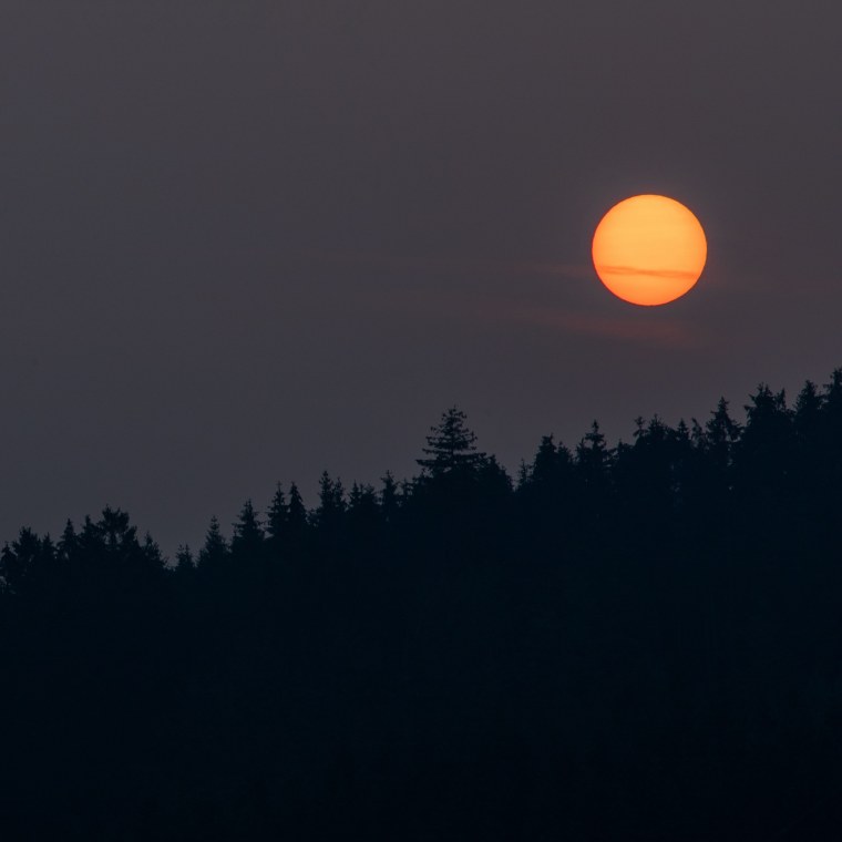 Темно оранжевая Луна