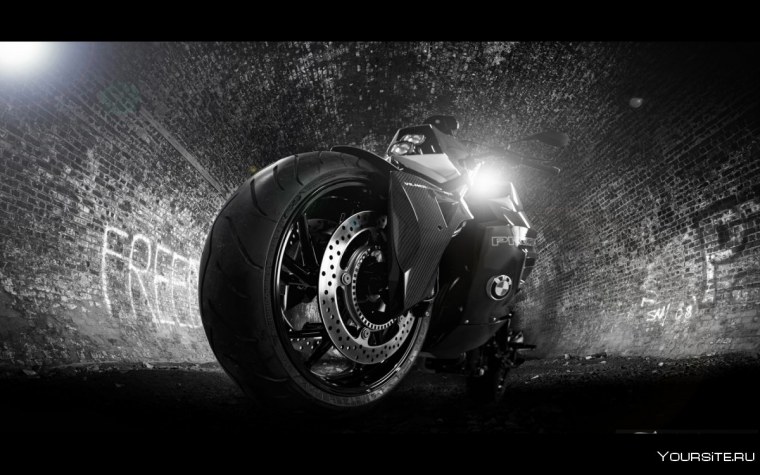 Мотоцикл на черном фоне