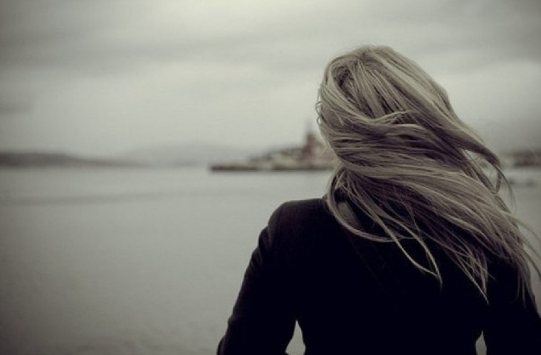 Грустная блондинка со спины