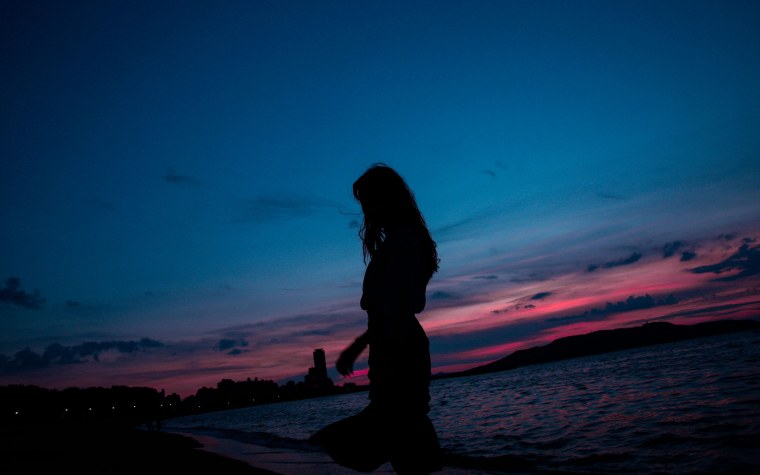 Девушка в поле со спины