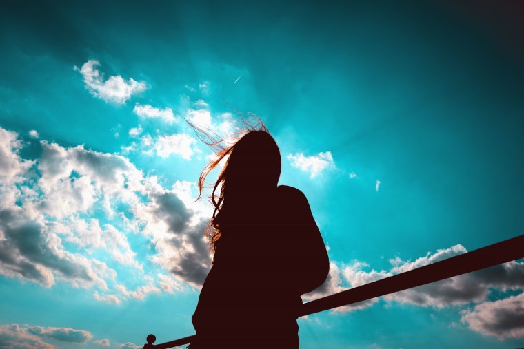 Девочка на фоне неба