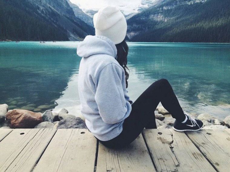 Девушка сидит спиной