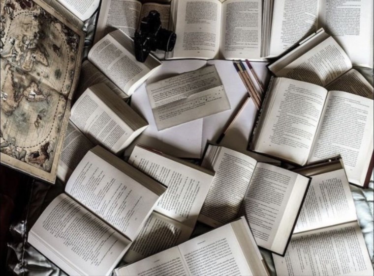 Куча разбросанных книг