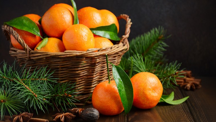 Новогодний фон стола с мандаринами