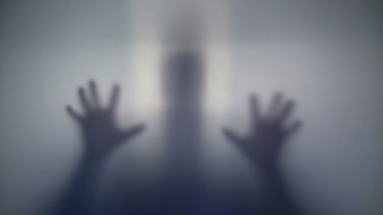 Кровавая рука за стеклом