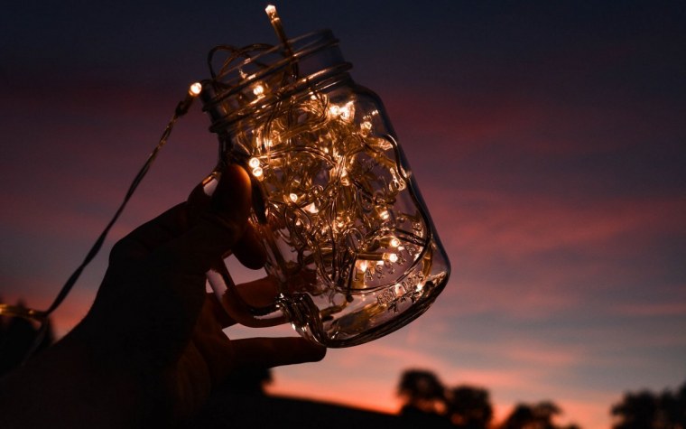 Гирлянда в руках