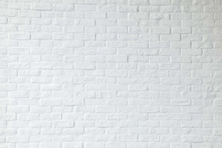 Белая кирпичная стена