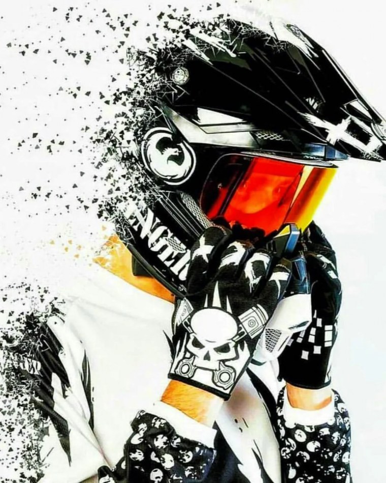 Парень в маске и капюшоне