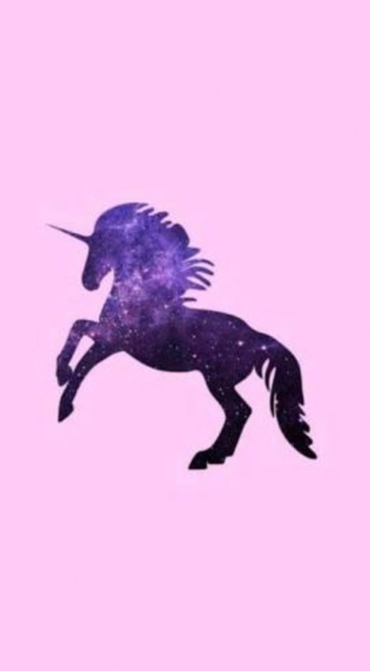 Лошадь на фиолетовом фоне