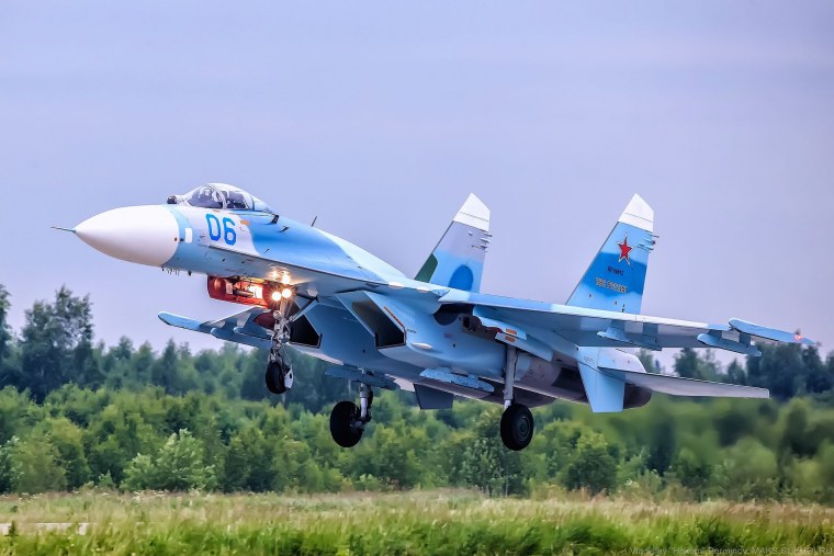 Фронтовой истребитель Су-27