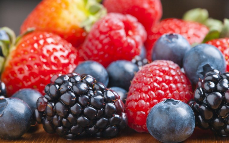 Ягоды малина ежевика клубника