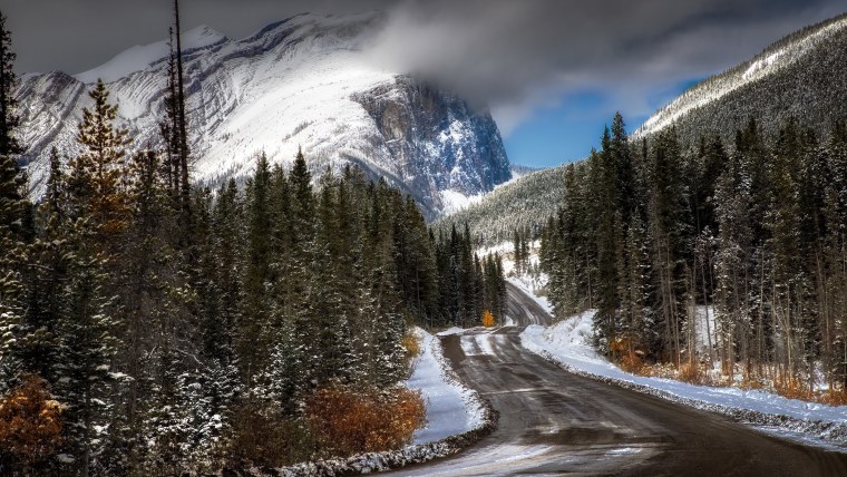 Зимняя дорога в горах
