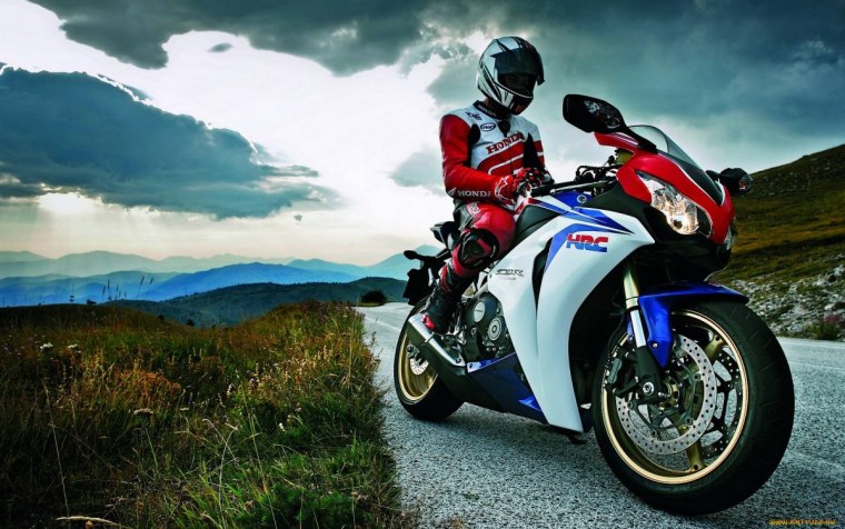 Человек на мотоцикле