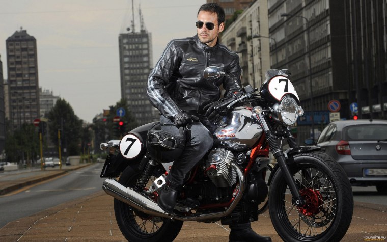 Человек на мотоцикле