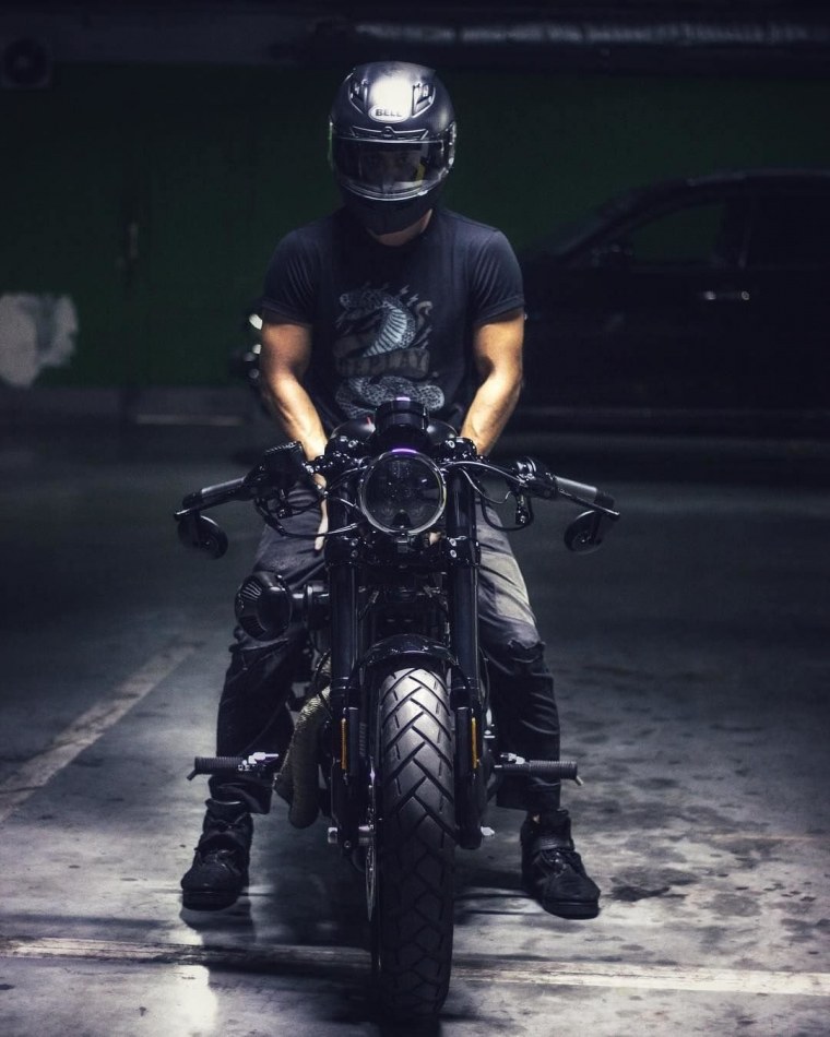 Байкер на мотоцикле