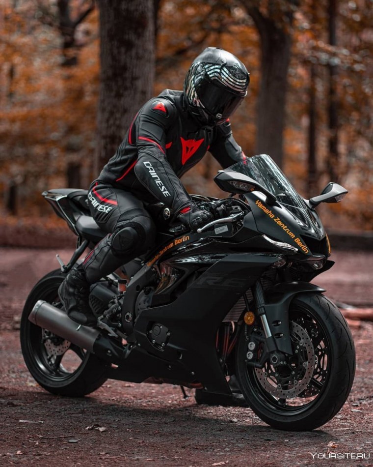 Крутой мотоциклист