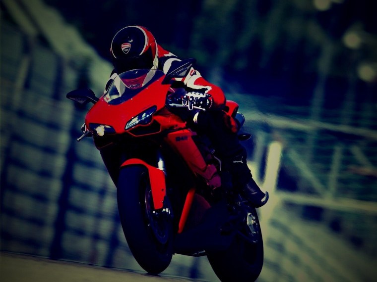 Крутой мотоциклист