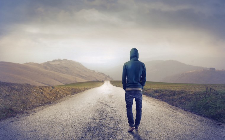 Одинокий человек на дороге