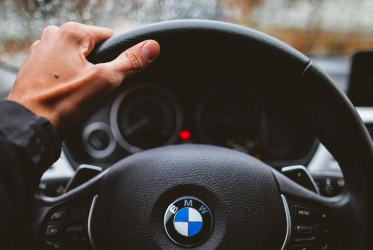 За рулем БМВ