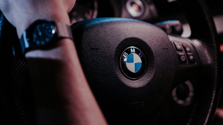 Рука на руле БМВ