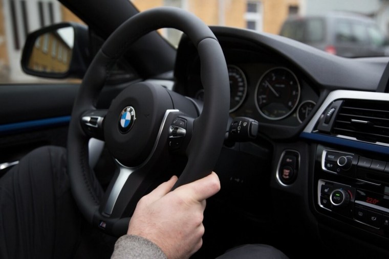 Парень за рулем БМВ