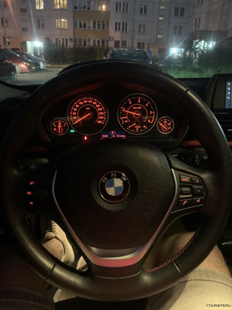 Рука на руле BMW e60