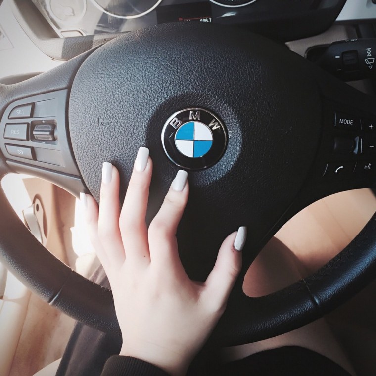 Девушка за рулем БМВ