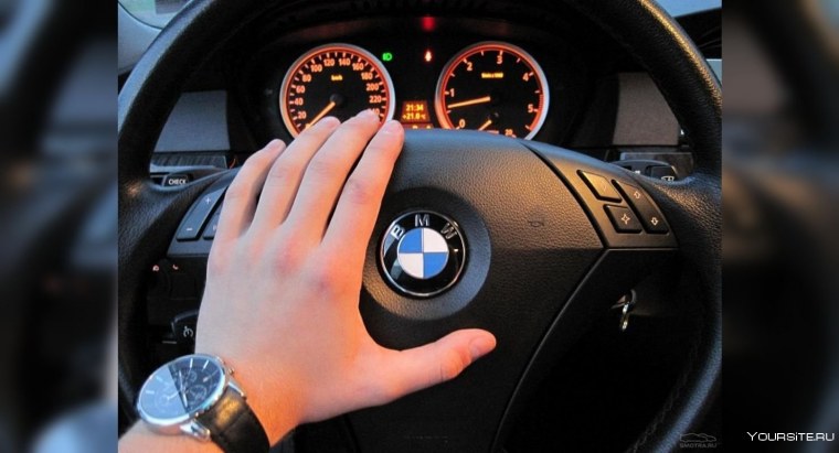 Рука на руле машины