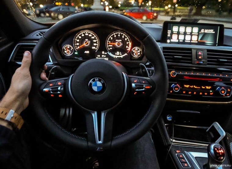 За рулем спорткара