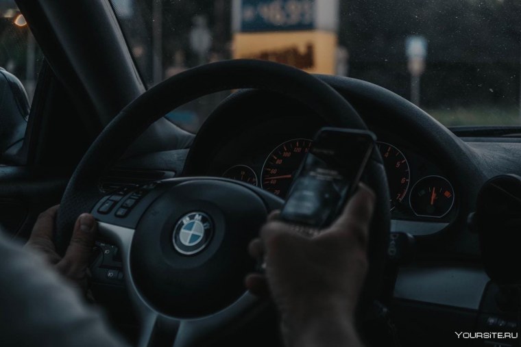 Салон BMW девушка за рулем