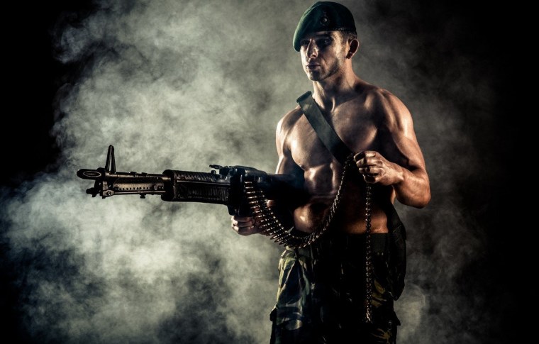 Парень с оружием