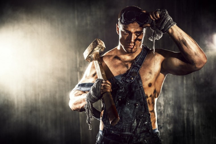 Мужчина с молотом