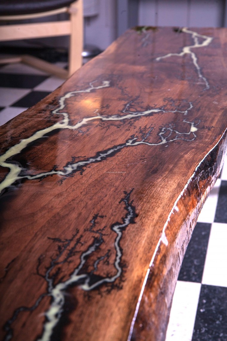 Столешница с молниями из эпоксидной смолы