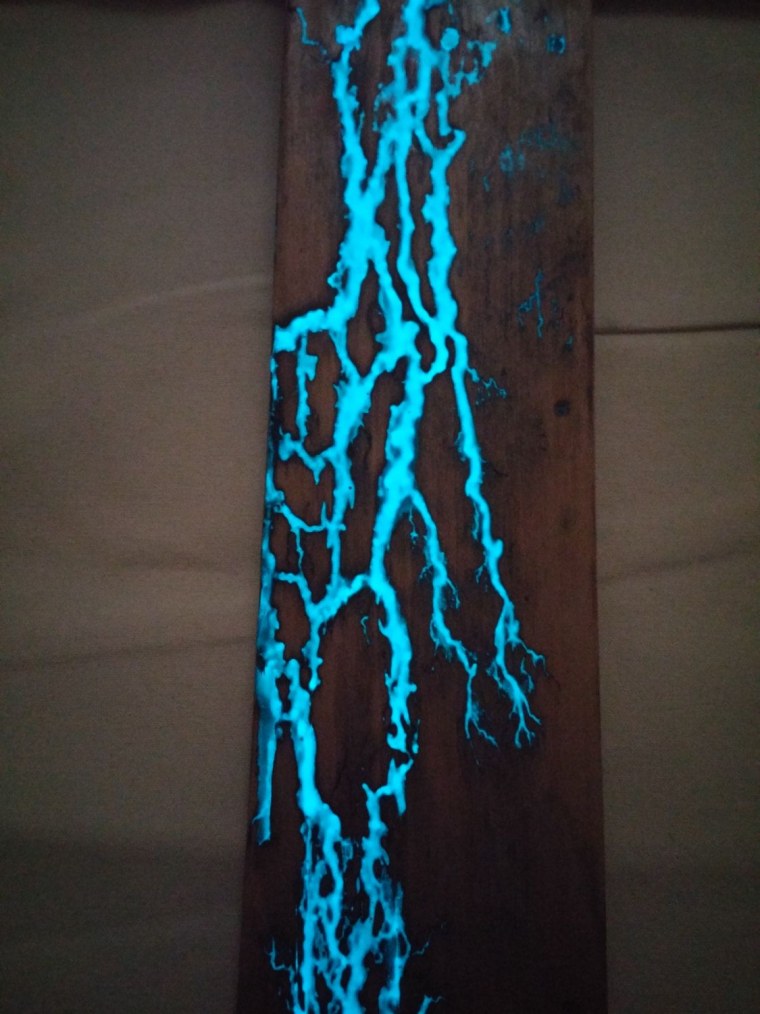 Столешница с молниями Лихтенберга