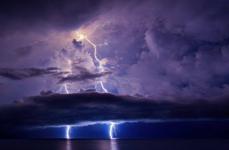 Обожженное дерево в эпоксидной смоле