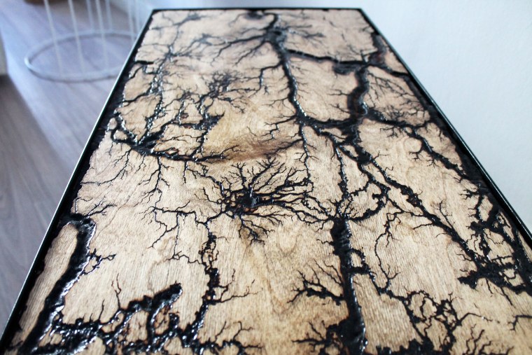 Столешница с молниями из эпоксидной смолы