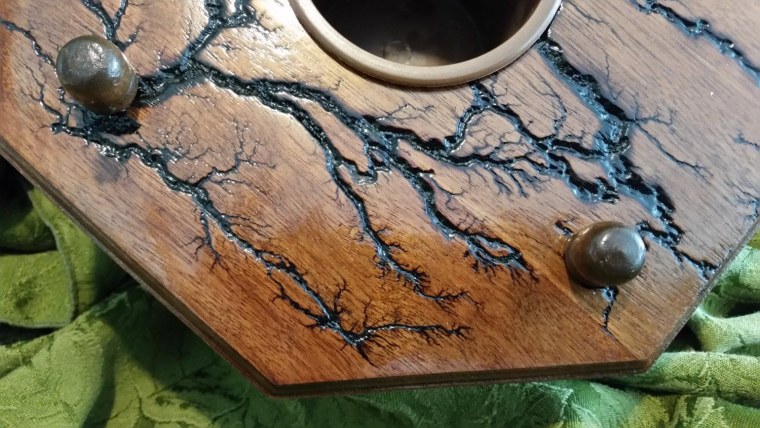 Стол из эпоксидки Лихтенберг