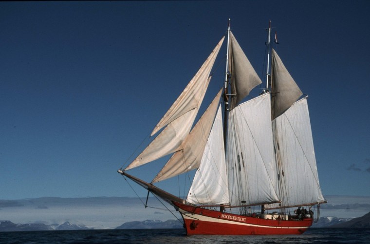 Трехмачтовая гафельная шхуна