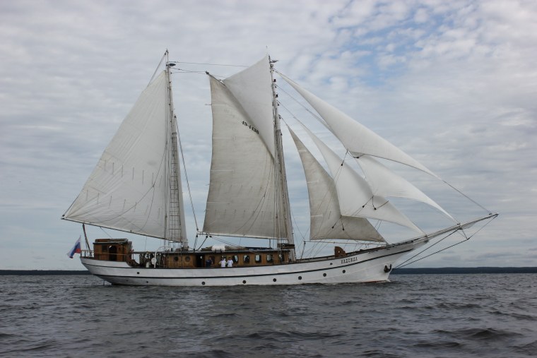 Двухмачтовая парусно-моторная шхуна «Надежда»