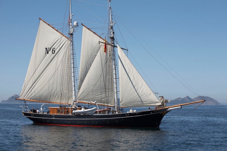 Трехмачтовая гафельная шхуна