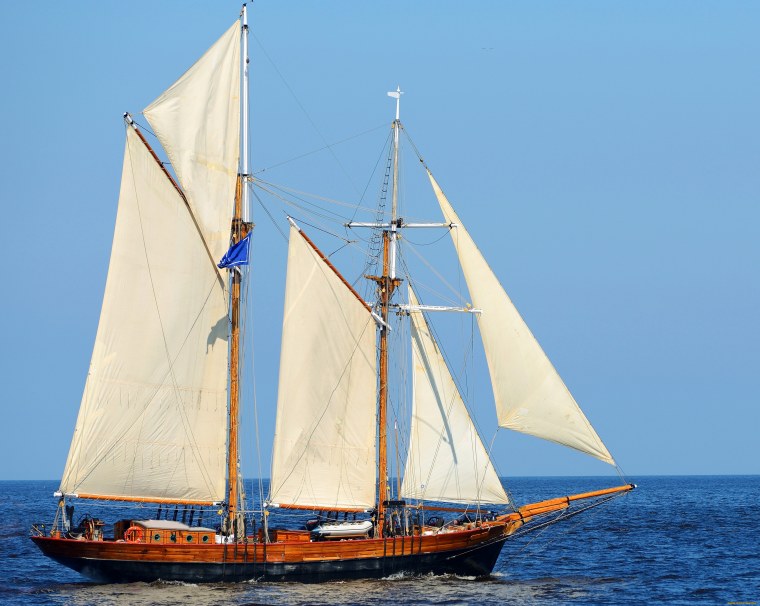 Двухмачтовая гафельная шхуна