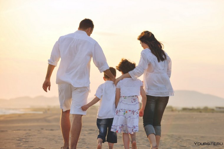 Семья на прогулке осенью